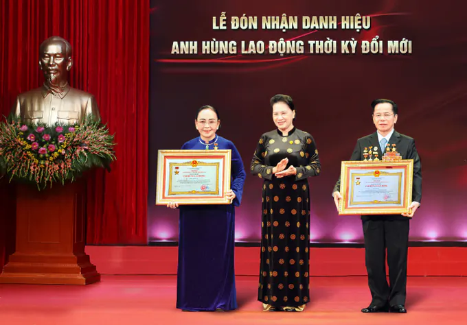 Chủ tịch Quốc hội Nguyễn Thị Kim Ngân (giữa) trao Danh hiệu Anh hùng Lao động thời kỳ đổi mới