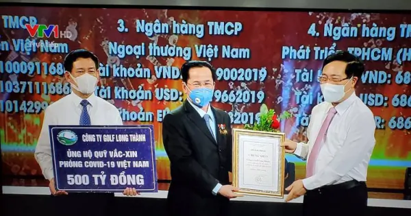 ông Lê Văn Kiểm ủng hộ quỹ vac xin